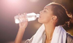 Come bere di più acqua nell’arco della giornata con dei semplici trucchi con cui contrastare la disidratazione
