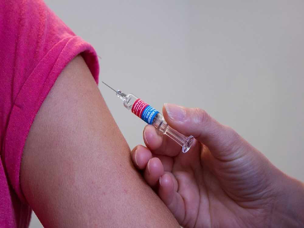 No vax si vaccina tamponi