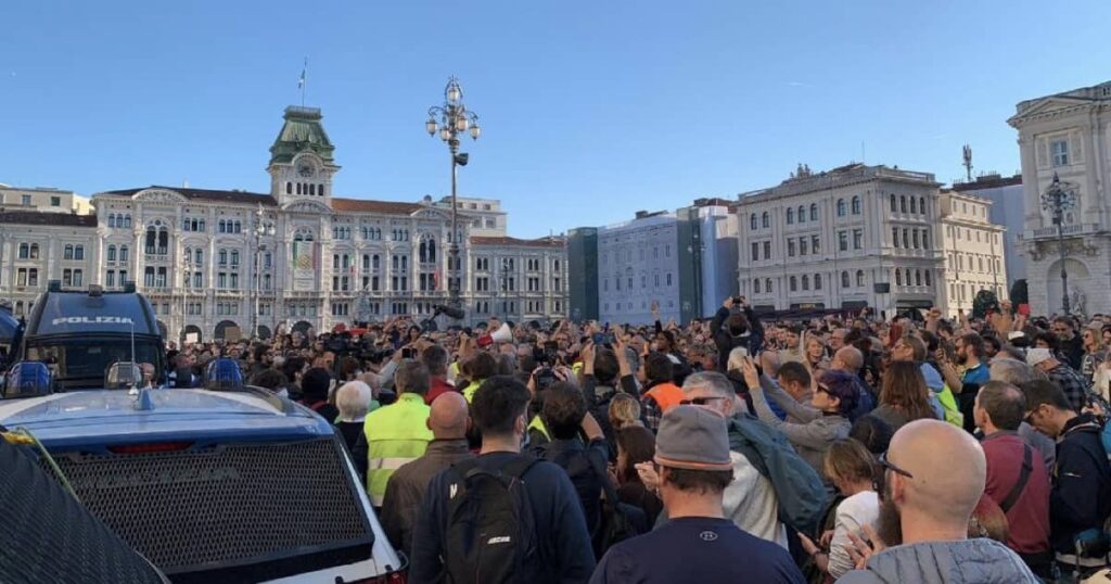 Trieste il prefetto chiude piazza