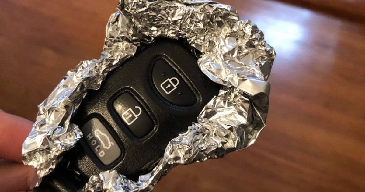 avvolgere le chiavi della macchina in un foglio di alluminio