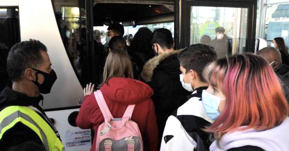 Multe fino a 1000 euro per chi sale sul bus senza Green Pass