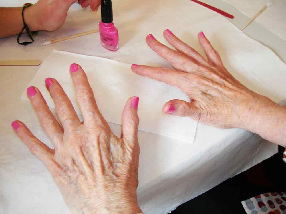 donne 60 anni farsi la manicure
