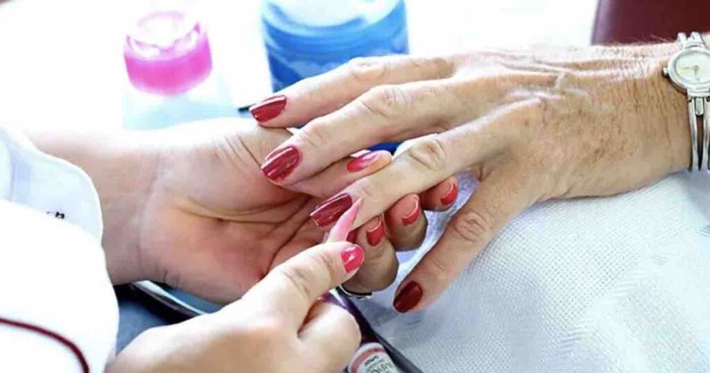 donne 60 anni farsi manicure